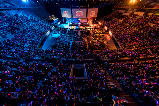 外媒：多特&摩纳哥接触西汉姆，了解埃德松-阿尔瓦雷斯合同情况.